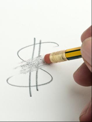 Borracha apagando símbolo de cifrão escrito em papel